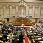 Mais de uma centena pede demissão do Governo no parlamento