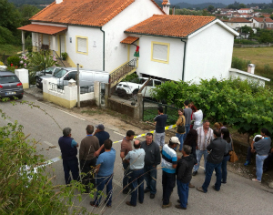 Populares junto à habitação do casal encontrado morto em Foz de Arouce, Lousã. FOTO CARLOS JORGE MONTEIRO