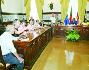 Assinatura de acordos de execução voltou a revelar tensão entre alguns autarcas de freguesia e Manuel Machado. FOTO LUÍS CARREGÃ