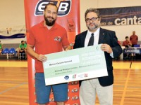 Formador de basquetebol doa 400 euros a banco de recursos