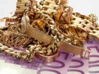 Ouro e dinheiro levados em assaltos a casas
