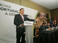 Líder parlamentar do PSD desafia BE e PCP a apresentarem as suas propostas do Orçamento do Estado