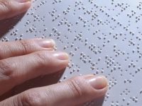 Alunos cegos fazem exames nacionais com 30 páginas em braille