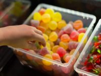 Alimentos com mais açúcar, sal e gorduras vão ser banidos da publicidade para crianças